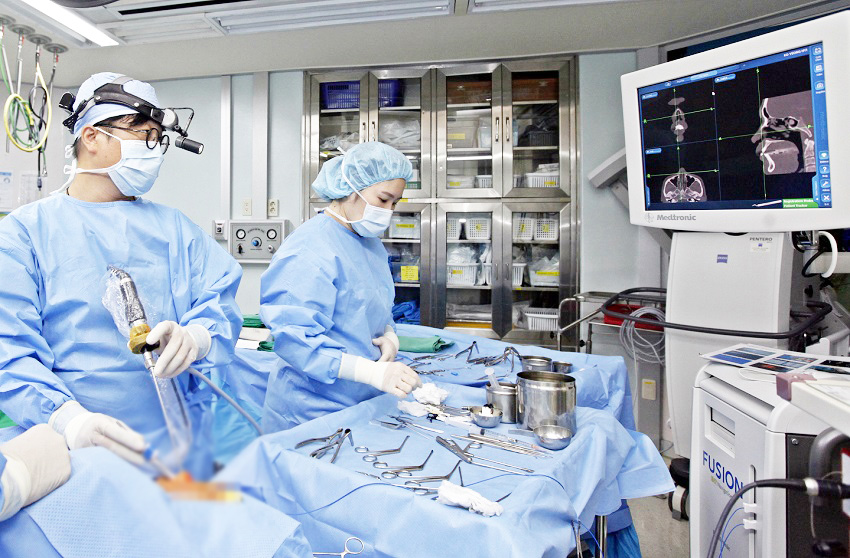 이비인후과 이주형 과장(왼쪽)이 네비게이션 시스템을 통해 3차원 영상으로 재구성된 영상을 보며 축농증 환자 수술을 하고 있다